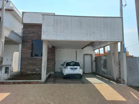 Casa em condomínio no campestre, com 3 dormitórios  ( suíte) sala dois ambientes , cozinha americana, espaço para churrasqueira , piscina em fase de acabamento, banheiro externo e 2 vagas garagem. Condomínio oferece salão de festas, playground, churrasqueira e pet place e academia