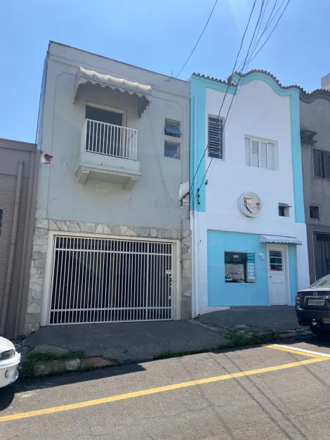Casa à venda no centro, com 125 mts de terreno e 124,95 de construção;  excelente para você dar aquela repaginada e transformá-la numa linda casa para escola, consultório, escritório, ou qualquer que seja seu negócio!!!