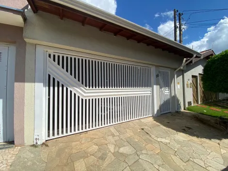 Casa em condomínio para alugar no bairro Água Branca, com sala dois ambientes, painel para tv, cozinha repleta de armários, cooktop, exaustor, banheiro social com gabinete e box, 3 dormitórios, sendo uma suíte, todos com armários e ar condicionado, lavanderia coberta, quintal amplo com jardinagem linda, espaço gourmet com churrasqueira, pia com gabinete, banheiro de serviço, e quarto de despejo.