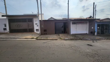 Casa com dois dormitórios, sala, Banheiro com Box blindex, cozinha com armários, piso de porcenalato, quintal e garagem para dois veículos