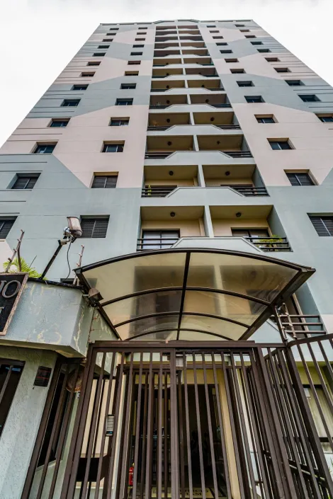 Apartamento em área central, 77 m2 de área útil, sala 2 ambientes com sacada, 3 dormitórios com armários embutidos (sendo 1 suíte), banheiro social , cozinha planejada, lavanderia , 1 vaga de garagem. Acabamento moderno. Estuda Financiamento e Permuta.