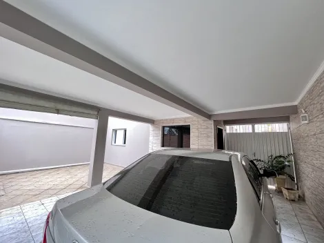 Excelente casa no jardim algodoal, enfrente a uma área de lazer e próximo a supermercado.
Casa com sala, quarto e lavabo embaixo e na parte superior, cozinha, despensa, lavanderia, 2 dormitórios sendo um com armário embutido e ar condicionado, banheiro social, quintal e ampla área cimentada para fazer espaço gourmet. Vaga para 2 veículos com portão eletrônico.