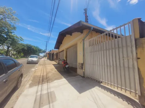 Casa para locação em Piracicaba/SP, com localização privilegiada, próxima a avenida  com diversos ramos de  comércios, dentre eles,  supermercados, farmácias,  padarias, lanchonetes,  lojas etc... próximo a terminal de ônibus, escola infantil etc...
Imóvel conta com 164 m2 de construção distribuído em 03 dormitórios, sendo um deles suíte, wc social, sala, ampla cozinha com área de luz, amplo corredor lateral que da acesso edícula com quarto, lavanderia, quarto de despejo. Garagem para 03 carros.