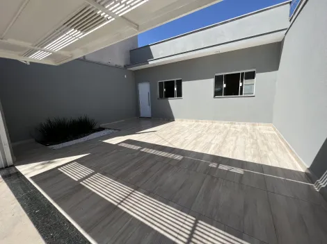Casa recém construída com 03 dormitórios sendo 01 suíte, cozinha com planejado forno e cooktop e sala integrada com painel de TV, garagem para dois carros, espaço e espera de esgoto e gás para área de lazer na frente da casa. 
Os móveis planejados da cozinha, banheiro e painel serão feitos sob medida antes da entrega do imóvel.