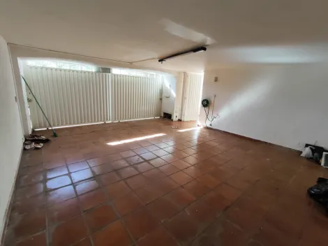 Casa com vocação comercial, sendo3 dormitórios e 1 suite, lavabo, 3 salas amplas (TV, Jantar e Estar), cozinha, lavanderia, e quintal 2 vagas de garagem paralelas. Boa  localização com excelente visibilidade.