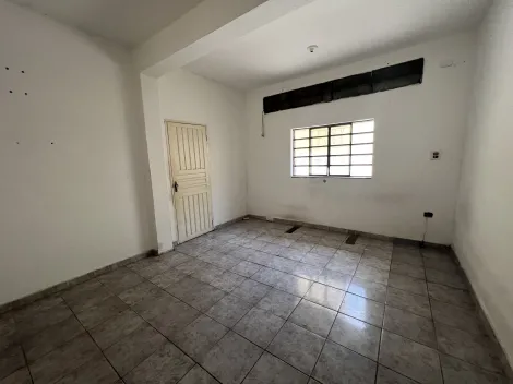 Casa dividida em 03 espaços com quarto, sala, banheiro e cozinha com energia separada, garagem para um veiculo pequeno.