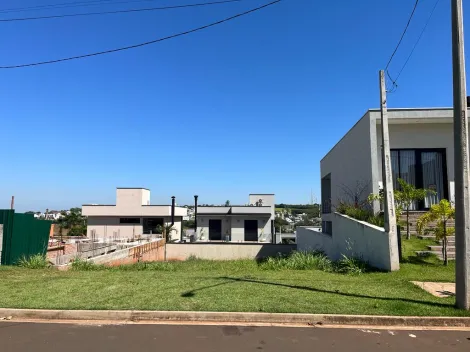 Excelente terreno no Condomínio Villa Bela Vista, com 309m², sendo 12m de frente. Ótima topografia com leve declive, sendo que o lote possui vizinhos construídos aos lados e no fundo.
Condomínio com segunrança 24hs, completa área de lazer com salão de festa, piscina, playground e ampla área verde.