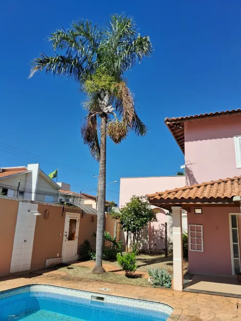 Casa em condomínio fechado - estilo colonial, com 365 m2 de terreno e 250 m2 de construção 
Possui 3 amplos dormitórios sendo 1 suite com closet  / escritório  cozinha planejada área de lazer com churrasqueira e piscina.
Casa