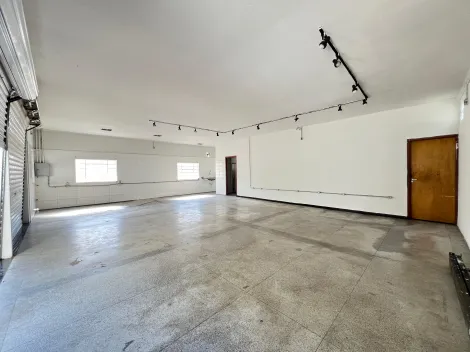Oportunidade para comprar imóvel comercial em avenida de grande fluxo em Piracicaba.

Com estacionamento para 10 vagas aproximadamente mais 3 vagas de recuo, salão principal e salão na parte de baixo.

Excelente potencial para reforma. 

agende sua visita e saiba mais.