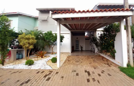Linda casa em condomínio fechado em excelente localização no bairro Dois Córregos.
Ampla sala com lavabo, 03 dormitórios sendo 1 suíte, todos com armários embutidos, cozinha completa de armários e gabinete, banheiro social com box em vidro temperado, e lavanderia coberta. Amplo quintal com espaço de churrasqueira e piscina. O imóvel possui lavanderia e banheiro externo. 02 vagas de garagem. Condomínio com praça, quiosque e playground. Aceita financiamento.