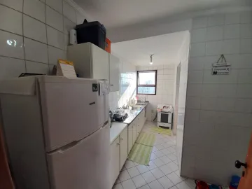 Apartamento na região central com 75m², sala 2 ambientes com sacada, banheiro com box e gabinete, 2 dormitórios com armários sendo 1 suíte, cozinha planejada, lavanderia, banheiro em empregada, 1 vaga.