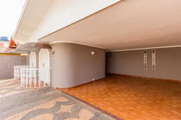 Casa com vocação comercial e localização privilegiada, a apenas 5 minutos do Centro e fácil acesso a Avenida Independência. O imóvel é ladeado por áreas residenciais, bem como diversos comércios e serviços. 
- 360m² de terreno; 
- 247m² de área construída; 
- Sala 2 ambientes com lareira; 
- Lavabo; 
- 3 dormitórios com armários embutidos, sendo 1 suíte; 
- Banheiro social; 
- Cozinha planejada; 
- Espaço gourmet; 
- 4 vagas, sendo 2 cobertas. 

Observação: IPTU 2024 não atualizado. 

Agende sua visita!