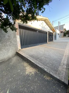 Linda casa, próximo ao shopping piracicaba e ao supermercado Delta, Mobiliada, sendo garagem para 3 carros, sala de visita com sofá, rack, TV, mesa de centro, sala de jantar com sanca de gesso, mesa de jantar , buffet aparador, 2 dormitórios com armários, ar condicionado, cama, um dos quartos com TV, outro com bancada de estudos e cadeira giratória,  banheiro social com gabinete e box blindex, cozinha planejada com ar condicionado, geladeira, mocroondas, área de serviço com banheiro e máquina de lavar, quintal com espaço gourmet e piscina. Edícula com 1 dormitório com armário, cama e banheiro com box blindex. Porão para abrigar o motor da piscina e despejo.
Possibilidade de transformar um dos cômodos em um quarto extra ou escritório.