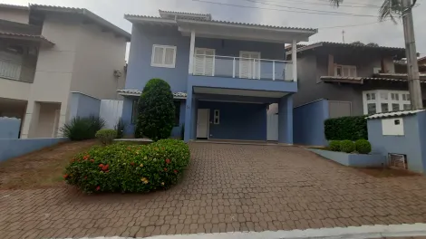Casa em condomínio fechado com ampla sala, lavabo, sala de TV, escritório, hall, 3 dormitórios com armários sendo 1 suíte com armário e hidro, banheiro social com box e gabinete, cozinha planejada, despensa, lavanderia, quintal com churrasqueira, piscina, 2 vagas.