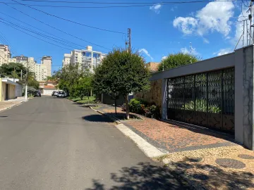 Linda casa, excelente acabamento com ampla sala 03 ambientes, lavabo, 04 dormitórios sendo 03 com A/E e 01 suíte com sacada, banheiro social com gabinete e box de vidro, roupeiro no corredor, cozinha planejada, área de luz, piso inferior com área de serviço coberta, despensa, banheiro e sala. Amplo quintal com jardim, linda piscina com deck e hidromassagem, espaço gourmet com quiosque, churrasqueira, banheiro externo e sauna. Portão eletrônico, 08 vagas de garagem cobertas e 04 descobertas.