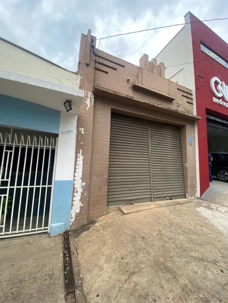 Salão comercial em excelente localização entre o Centro, lar do comércio e de serviços e ao Bairro Alto, famoso por abrigar corredores comerciais de destaque, em avenidas com intenso fluxo de carros e pedestres. Ponto estratégico para quem deseja destaque e visibilidade. 
- 185m² de área útil; 
- 2 banheiros; 
- Copa; 
- Quintal; 
- Guia rebaixada possibilitando a entrada e saída de veículos. 

Agende sua visita!