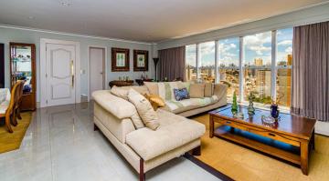 Cobertura triplex com vista para o Rio Piracicaba,  medindo 235m² de área útil, amplo living em porcelanato, lavabo com iluminação diferenciada, cozinha americana completa de armários planejados de altíssima qualidade.

O apartamento é distribuído em 3 amplas suítes todas climatizadas, uma máster com closet e hidromassagem.

Iluminação com cromoterapia, sala home-theater com acesso independente no primeiro pavimento, dependências de serviço com lavanderia e copa de apoio.

Amplo terraço com piscina, paisagismo, ducha e espaço gourmet climatizado com vista para o Rio e deck com pergolado, 4 amplas vagas de garagem.

Condomínio conta com portaria 24 horas e área de lazer completa com duas piscinas, quadra poliesportiva, 2 espaços gourmet e salão de festas. 

Localizado no Centro, perto de tudo!
