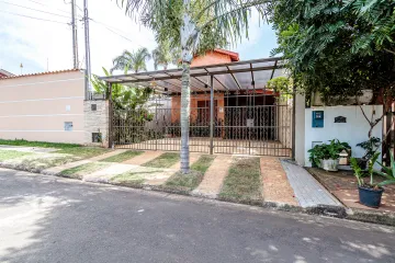 Linda casa com ampla sala 02 ambientes com pé direito alto, cozinha integrada completa de armário com forno embutido e cooktop, lavabo com fino acabamento, 03 dormitórios sendo 02 suíte. No piso superior ampla suíte com A/E e varanda, banheiro com gabinete e box de vidro. Piso inferior Dormitorio suite com armario  Área de serviço coberta com armário. Quintal com gramado e ofuro. 04 vagas de garagem coberta