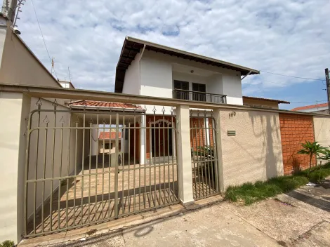 Casa para alugar no bairro Jardim Elite, em ótima localização, com ampla sala 03 ambientes, lavabo, cozinha com gabinete e armário, piso superior com sala, 03 dormitórios com sacada sendo 01 suíte, banheiro social e suíte com gabinete e box de vidro, área de serviço coberta com despensa, quintal com edícula com sala, cozinha com armários, banheiro com gabinete e box de vidro e 01 dormitório. 02 vagas sendo 01 coberta.