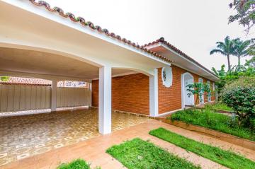 Bem-vindo a uma oportunidade única de adquirir uma casa impecável em uma das melhores localizações da cidade. Este imóvel é composto por um terreno medindo 719 m², com uma área construída de 353 m².

Ao entrar nesta casa, você será recebido por uma espaçosa sala de estar e jantar, criando um ambiente confortável e acolhedor para receber amigos e familiares. Além disso, há um lavabo, ideal para receber visitantes.

A casa possui quatro dormitórios, todos com armários planejados e dois deles são suítes, proporcionando muito conforto e privacidade. Há também uma copa e uma cozinha equipada com armários e gabinetes, tornando a preparação de refeições muito mais fácil e prática.

Este imóvel possui entrada independente, o que garante maior privacidade e comodidade para a sua família. Além disso, o amplo quintal oferece um espaço perfeito para desfrutar de momentos de lazer e relaxamento. Há também um quarto e banheiro e uma garagem coberta para 4 carros.

O proprietário deste imóvel está disposto a estudar permuta com imóveis de menor valor, assim como FGTS e financiamento, tornando esta casa ainda mais acessível.
