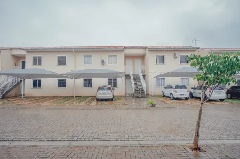 Excelente casa em condomínio aconchegante, a casa possui dois dormitórios, sendo um com armários, todos possuem ventilador de teto e persianas, banheiro social com gabinete e box, cozinha repleto de armários, sala integrada, lavanderia coberta, quintal amplo com gramado, 1 vaga de garagem.