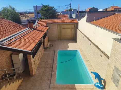 CASA COM PISCINA, numa rua bem tranquila..... Na parte térrea do imóvel um salão amplo com 2 banheiros, piscina AQUECIDA e área gourmet, na parte superior do imóvel lavanderia, sala de tv, 2 suites. Estuda Financiamento e FGTS.