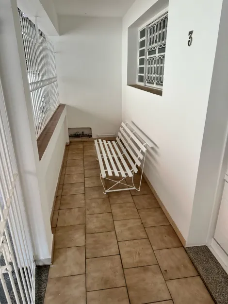 Casa com cinco dormitórios, sala cozinha, três banheiros , casa de Vila com uma garagem!! otima localização ideal para moradia de estudantes!!