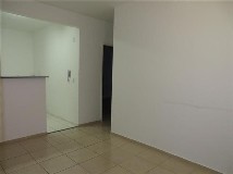 Apartamento bem localizado. Com sala com ventilador de teto, 2 dormitórios com armários e ventiladores de teto, sendo 01 com ar - condicionado, banheiro com box, cozinha com gabinete, lavanderia. 1 vaga coberta. Condomínio com playground, campo de futebol, piscina, salão de jogos, churrasqueira, salão de festa e portaria 24h. Aceita FGTS, financiamento, parcelamento. Não estuda permuta.