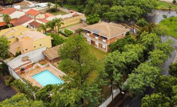 Casa em sobrado contendo: pavimento superior com 5 suítes com armários, sendo 3 suítes com sacada, 1 suíte máster com closet, hidro, banheiros com gabinete e box em vidro temperado e sala de estar com sacada. Pavimento inferior com ampla sala, sala de jantar, escritório, lavabo, cozinha com armários, despensa, edícula com sala, banheiro, quarto, lavanderia, e fundos contendo lindo jardim com piscina, banheiro, sauna e churrasqueira. 
Obs: Possui gás encanado.