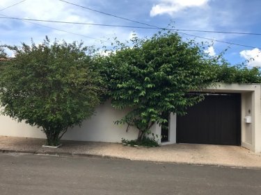 Maravilhosa casa em condomínio fechado, de fino acabamento, com 2.000m² de terreno e área construída de 496m². Piso superior: Sala grande de TV com pé direito duplo, escritório, 04 dormitórios sendo todos suítes com armários embutidos e varanda, piso inferior: cozinha grande e planejada, área de serviço com armários, área externa com excelente espaço gourmet com churrasqueira, forno e fogão, dois lavabos, piscina, academia, e sala de leitura, pergolado com fonte, campo de futebol,  edícula integrada com 01 dormitório, banheiro, sauna,  sala de ferramentas. Aquecimento solar. Aceita financiamento.
