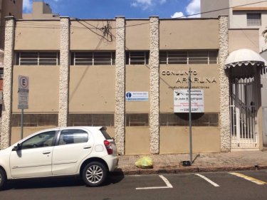 Uma sala comercial localizado na região central de Piracicaba.
É uma sala de dois ambientes e contem um banheiro Privativo.

Condomínio inclui a faxina e Semae.