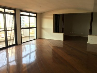 Apartamento em ótima localização nobre na cidade com 243m² com ampla sala de jantar, sala de TV, lavabo, 4 dormitórios sendo 3 suítes, cozinha planejada, área de serviço com armários, dormitório de empregada, despensa. 03 vagas de garagem. Condomínio oferece piscina, quadra, academia, espaço gourmet.
